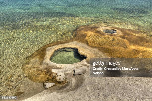 yellowstone lake geysers - thermophile stockfoto's en -beelden