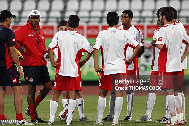 Costa Rica's national football team coach Rodrigo Kenton gives instructions to his players on the eve of their FIFA World Cup South Africa-2010...