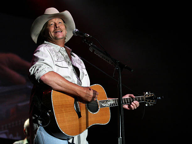 Alan Jackson biểu diễn tại Lễ hội Âm nhạc và Nghệ thuật BamaJam năm 2009 tại Góc đường cao tốc 167 và Đường hạt 156 vào ngày 5 tháng 6 năm 2009 tại Enterprise, Alabama.