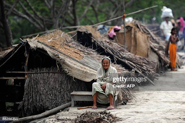 Displaced Bangladeshi villagers take shelter by an embankment in Padmapukir on the outskirts of Satkhira some 400 km from Dhaka on June 3, 2009....