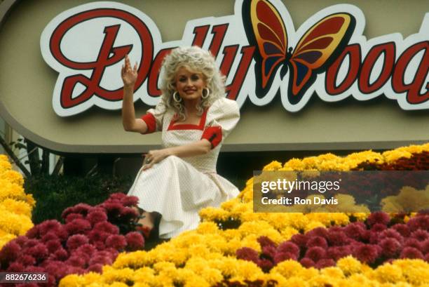 American singer and songwriter Dolly Parton poses for a portrait at Dollywood on October 24, 1988 in Pigeon Forge, Tennessee.