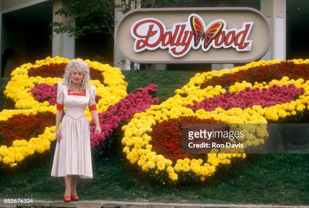 American singer and songwriter Dolly Parton poses for a portrait at Dollywood on October 24, 1988 in Pigeon Forge, Tennessee.