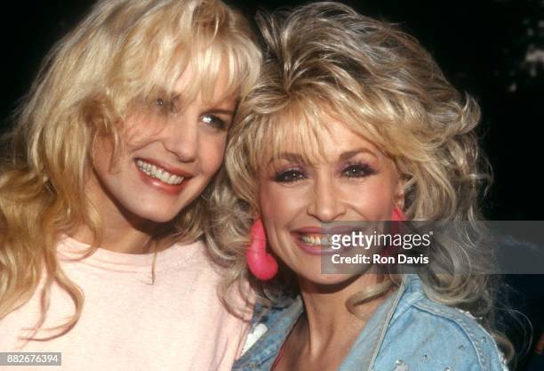 American film actress Daryl Hannah poses with American singer and songwriter Dolly Parton during the 'Steel Magnolia's' Natchitoches premiere on...