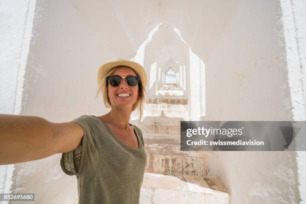 junge frau, die die selfie im weißen tempel, myanmar - strohhut stock-fotos und bilder