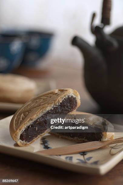 japanese sweets monaka with tea set - 皿　和 ストックフォトと画像