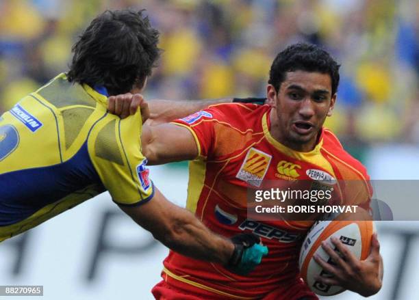 Perpignan's French centre Maxime Mermoz runs with the ball during the French Top 14 rugby union final match Clermont vs. Perpignan on June 6, 2009 at...