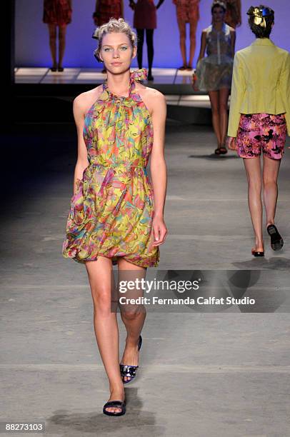 Model Aline Weber walks down the catwalk at Maria Bonita Extra summer collection during the first day of Fashion Rio on June 6, 2009 in Rio de...