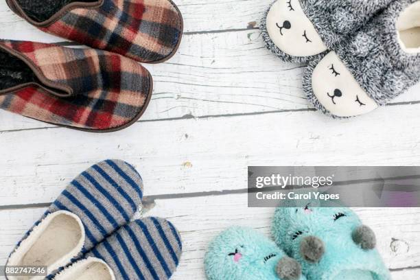 top view family slippers - pantoffel stockfoto's en -beelden