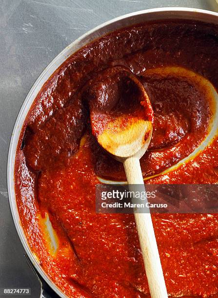 red tomato sauce - tomatensoße stock-fotos und bilder