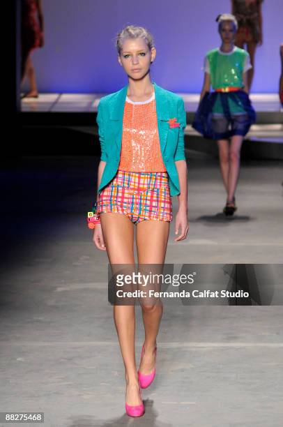 Model Aline Weber walks down the catwalk at Maria Bonita Extra summer collection during the first day of Fashion Rio on June 6, 2009 in Rio de...
