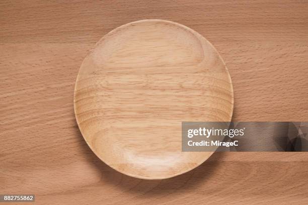 rubber tree wood plate - vassoio da portata foto e immagini stock