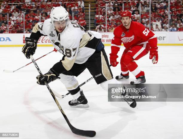 Sidney Crosby of the Pittsburgh Penguins caries the puck away from Jonathan Ericsson of the Detroit Red Wings during Game Five of the 2009 Stanley...