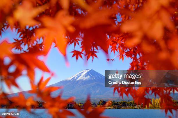 fuji mountain in red maple heart frame with blue sky at kawaguchiko lake in autumn - lake kawaguchi imagens e fotografias de stock