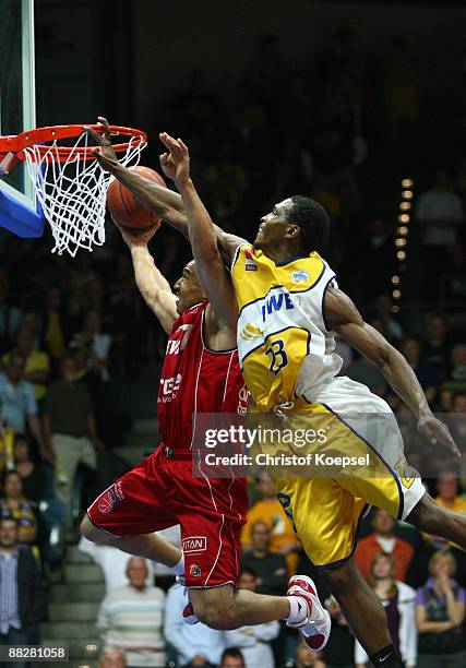 Rickey Paulding of Oldenburg challenges Demond Greene of Brose Baskets Bamberg during the Basketball Bundesliga Play-Off match between EWE Baskets...