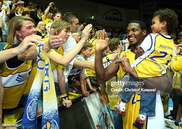 Rickey Paulding of Oldenburg celebrates the 88-85 victory with his son and the fans after the Basketball Bundesliga Play-Off match between EWE...