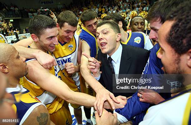 Head coach Predrag Krunic of Oldenburg celebrates with his team the 88-85 victory after the Basketball Bundesliga Play-Off match between EWE Baskets...