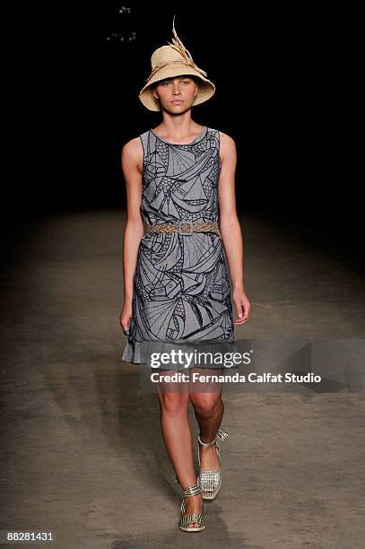 Model Aline Weber displays a creation by Cavendish during the first day of Fashion Rio at the Pier Maua on June 6, 2009 in Rio de Janeiro, Brazil.