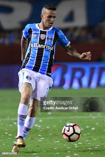 Luan of Gremio controls the ball during the second leg match between Lanus and Gremio as part of Copa Bridgestone Libertadores 2017 Final at Ciudad...