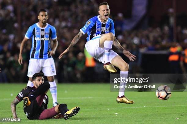 Luan of Gremio fights for the ball with Roman Martinez of Lanus during the second leg match between Lanus and Gremio as part of Copa Bridgestone...