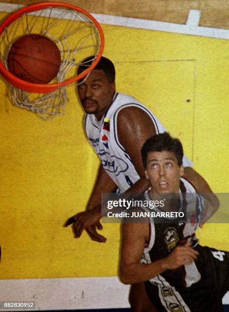 Victor David Diaz , player of Trotamundo de Caracabobo of Venezuela, watches the ball next to Helio Rubens , player of Vasco de Gama of Brazil,...