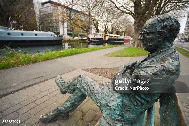 Patrick Kavanagh statue along the Grand Canal in Dublin on the day of the 50th Anniversary of his death. Kavanagh was an Irish poet and novelist. His...