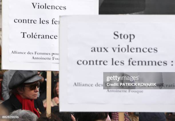 Actrice et réalisatrice Nadine Trintignant participe le 28 octobre 2007 à un rassemblement contre les violences faites aux femmes sur le parvis de...