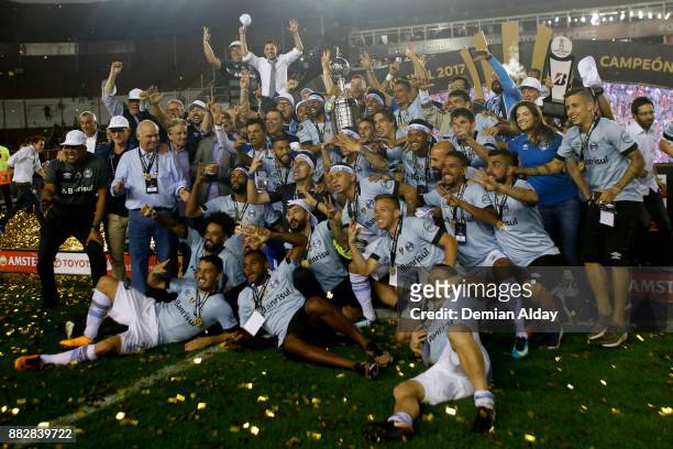 Players of Gremio celebrate with the trophy after winning the second leg match between Lanus and Gremio as part of Copa Bridgestone Libertadores 2017...