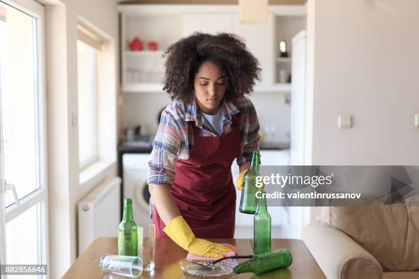 cucina per la pulizia delle giovani donne - kitchen after party foto e immagini stock