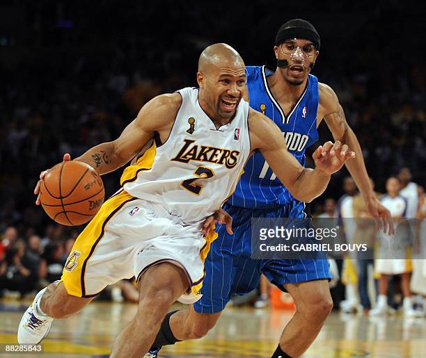 Los Angeles' Lakers guard Derek Fisher outpasses Orlando Magic's guard Courtney Lee during the Game 2 of the NBA final between Los Angeles Lakers and...