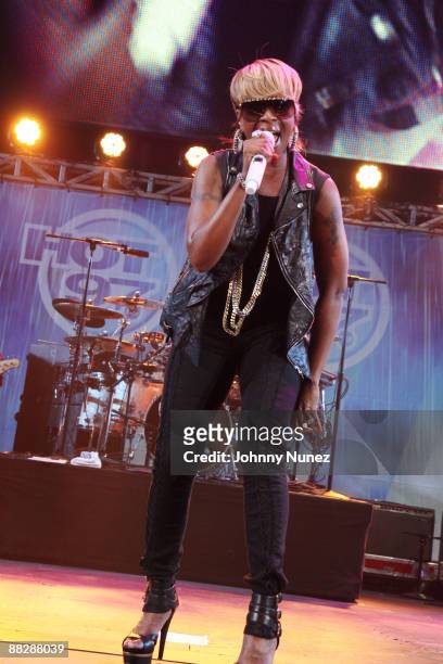 Mary J. Blige performs during HOT 97 Summer Jam 2009 at Giants Stadium on June 7, 2009 in East Rutherford, New Jersey.