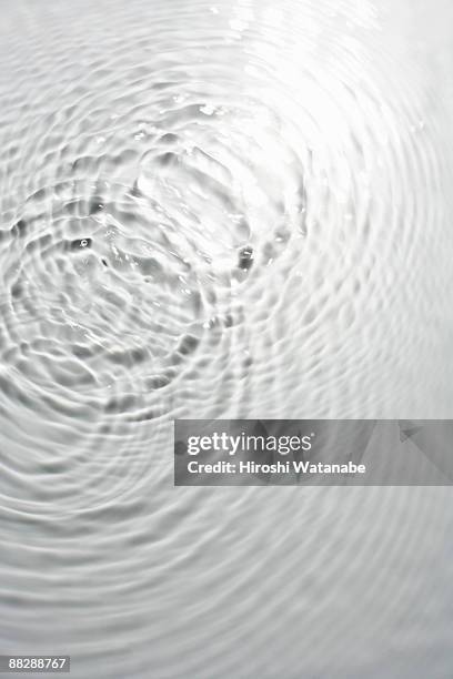 circle ripples on water surface - wellenförmig stock-fotos und bilder