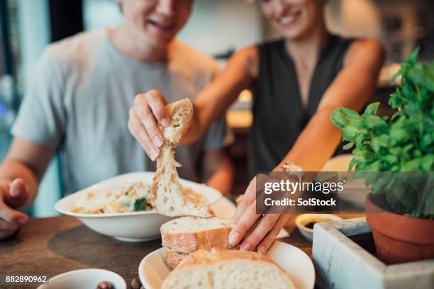 brood eten in een restaurant - broodje brood stockfoto's en -beelden