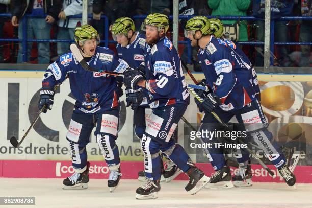 The team of Iserlohn Roosters celebrates a goal during the DEL match between Iserlohn Roosters and Kölner Haie on November 22, 2017 in Iserlohn,...