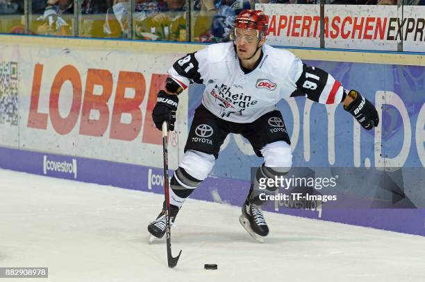 Moritz Mueller of Koeln controls the ball during the DEL match between Iserlohn Roosters and Kölner Haie on November 22, 2017 in Iserlohn, Germany.