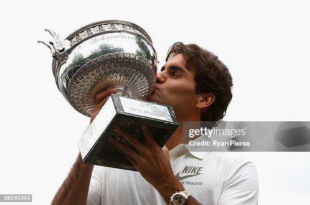 Roger Federer of Switzerland poses with his French Open winners trophy at the Arc de Triomphe on June 8, 2009 in Paris, France.