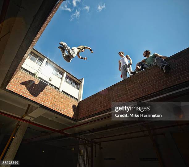 parkour - freerunning stockfoto's en -beelden