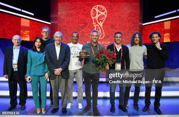 Conductor Gary Lineker poses with his birthday cake with conductor Maria Komandnaya and draw assistants Nikita Simonyan, Laurent Blanc, Gordon Banks,...