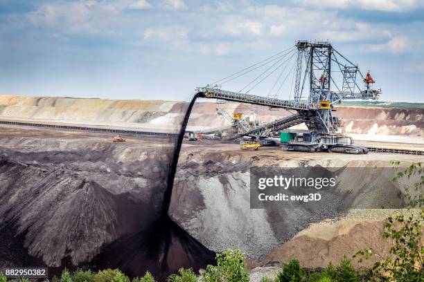 máquinas gigantes acero utilizadas en la minería a cielo abierto de lignito - mina de superficie fotografías e imágenes de stock