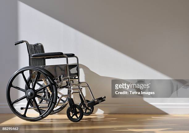 wheelchair - 車いす　無人 ストックフォトと画像