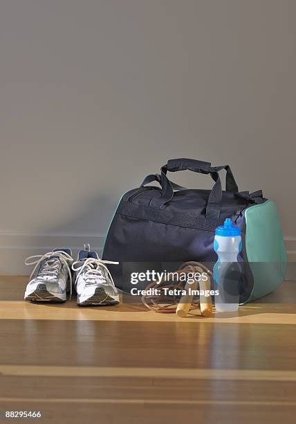 fitness equipment - gymtas stockfoto's en -beelden