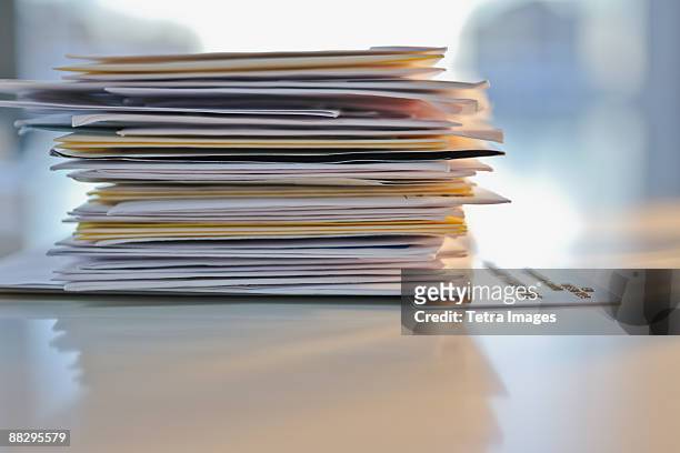 stack of mail - credit card and stapel stockfoto's en -beelden