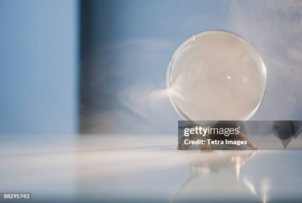 crystal ball - glazen bol stockfoto's en -beelden