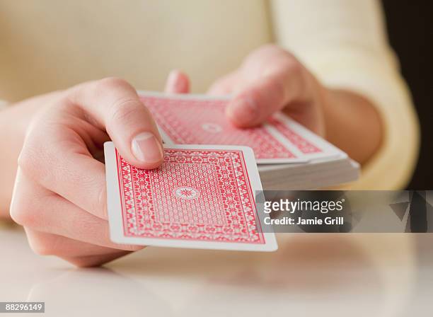 woman dealing cards - カードを配る ストックフォトと画像