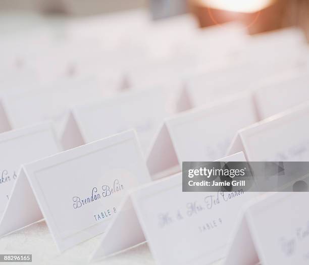 wedding table place cards - seating chart stock pictures, royalty-free photos & images