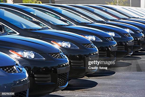 row of cars in car lot - row of cars stockfoto's en -beelden