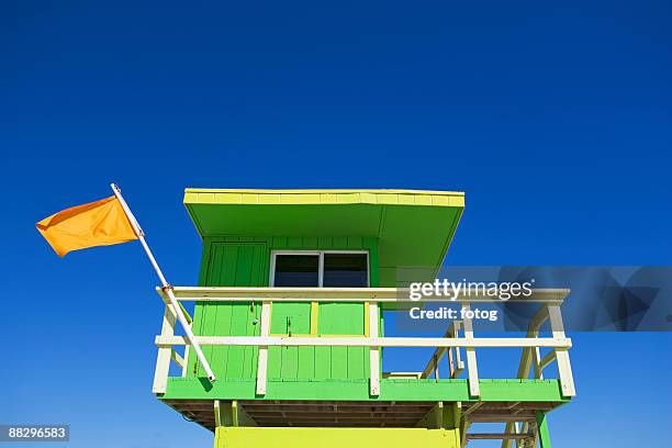 lifeguard stand - küstenwache stock-fotos und bilder