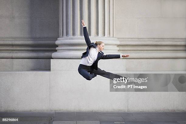 businesswoman dancing in urban setting - urban ballet stockfoto's en -beelden