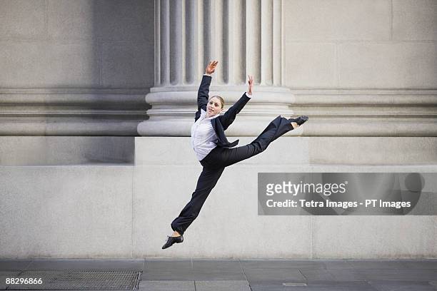 businesswoman dancing in urban setting - urban ballet imagens e fotografias de stock