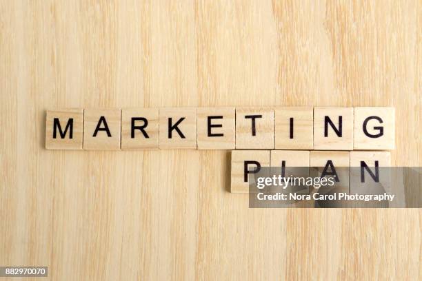 marketing plan on word on wooden tile block - jogo de palavras imagens e fotografias de stock