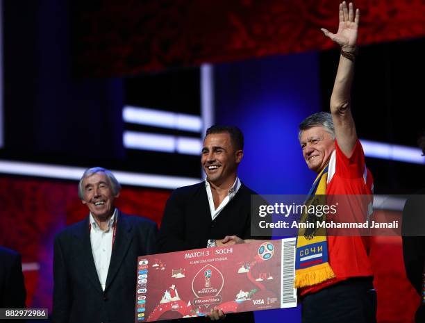 Fabio Cannavaro pose with the Super Fans from the host cities after the rehearsal for the 2018 FIFA World Cup Draw at the Kremlin on November 29,...